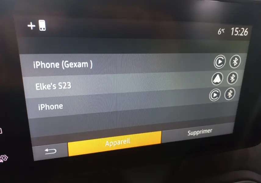 Écran tactile central de la Dacia Sandero Extreme+ TCe 110 2024 affichant les connexions Bluetooth disponibles.