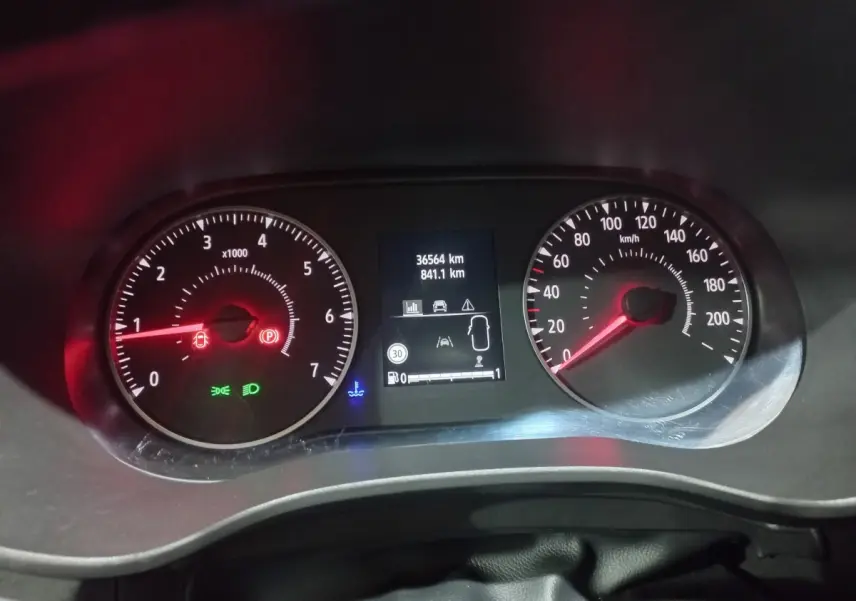 Vue rapprochée du tableau de bord de la Dacia Sandero 2024, affichant compte-tours, vitesse et écran multifonction.