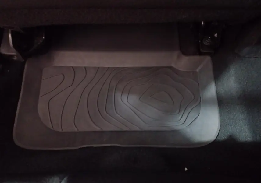 Tapis de sol noir en caoutchouc au pied du conducteur dans une Dacia Sandero Extreme+ TCe 110 2024.