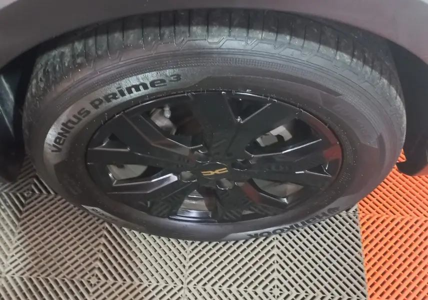 Gros plan sur la roue avant droite noire brillante de la Dacia Sandero Extreme+ 2024, pneu Hankook Ventus Prime3.