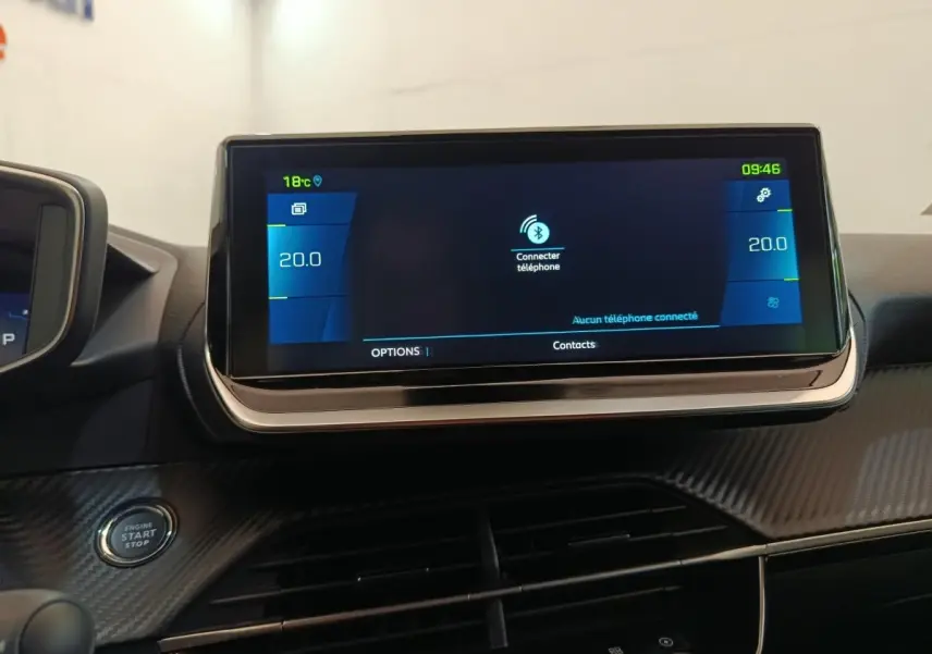 Écran tactile central 10 pouces affichant la connexion Bluetooth dans l’habitacle du Peugeot 208 électrique gris clair.