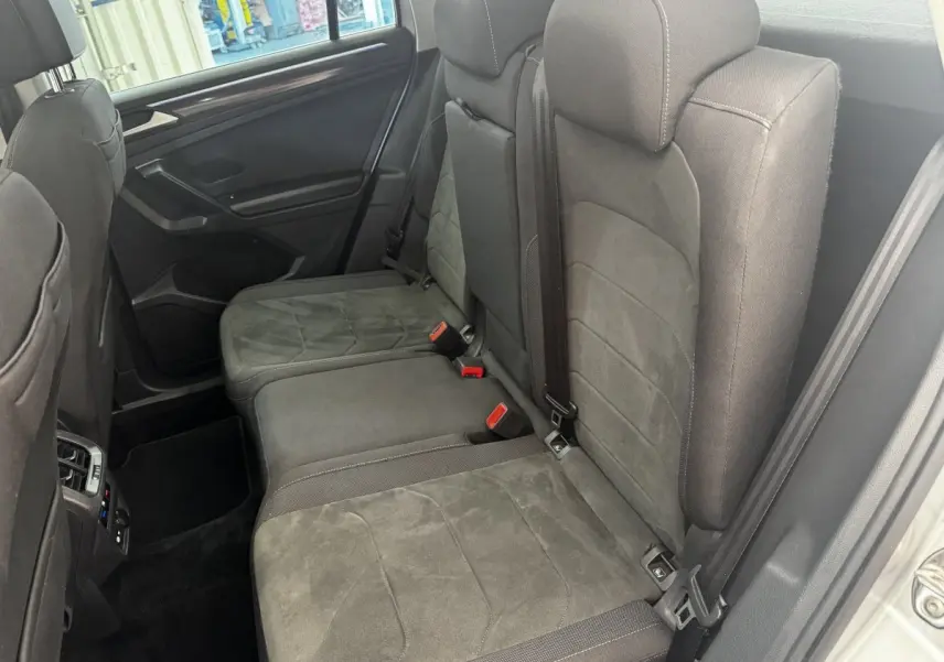 Vue intérieure côté droit montrant la banquette arrière noire en tissu du Volkswagen Tiguan 1.5 TSI 2021.