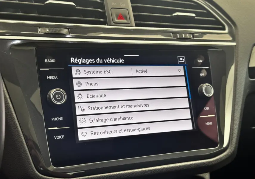Gros plan sur l'écran tactile central du Volkswagen Tiguan 1.5 TSI 150 DSG7 Elegance affichant les réglages du véhicule.