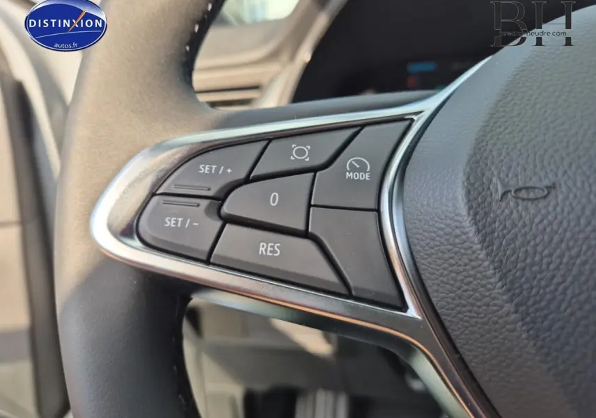 Gros plan sur les commandes de régulateur de vitesse au volant du Renault Captur 2025, finition Techno.