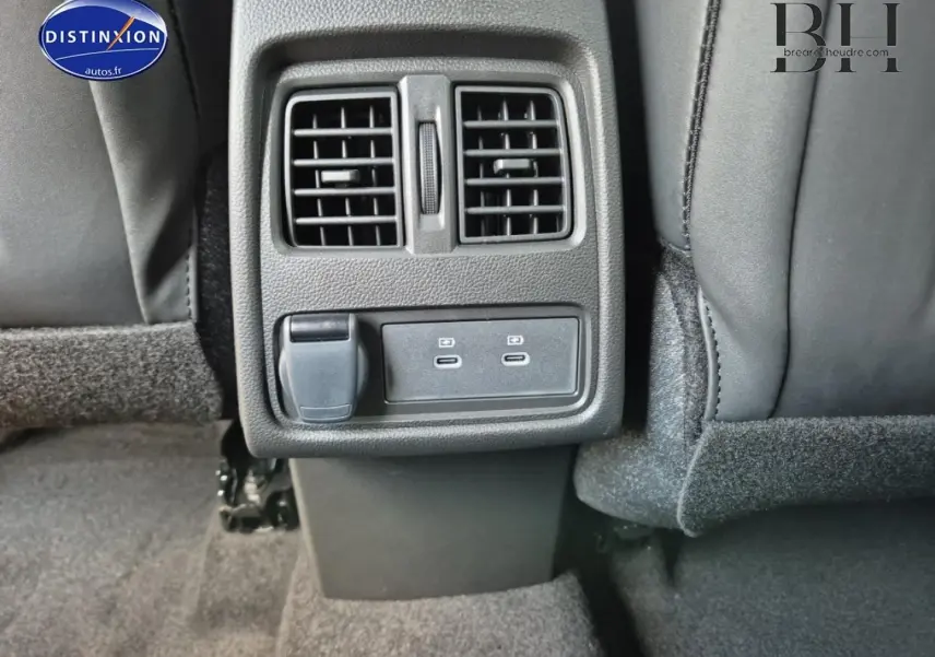 Vue rapprochée des aérateurs arrière et des ports USB-C noirs dans l’habitacle du Renault Captur bleu Iron 2025.