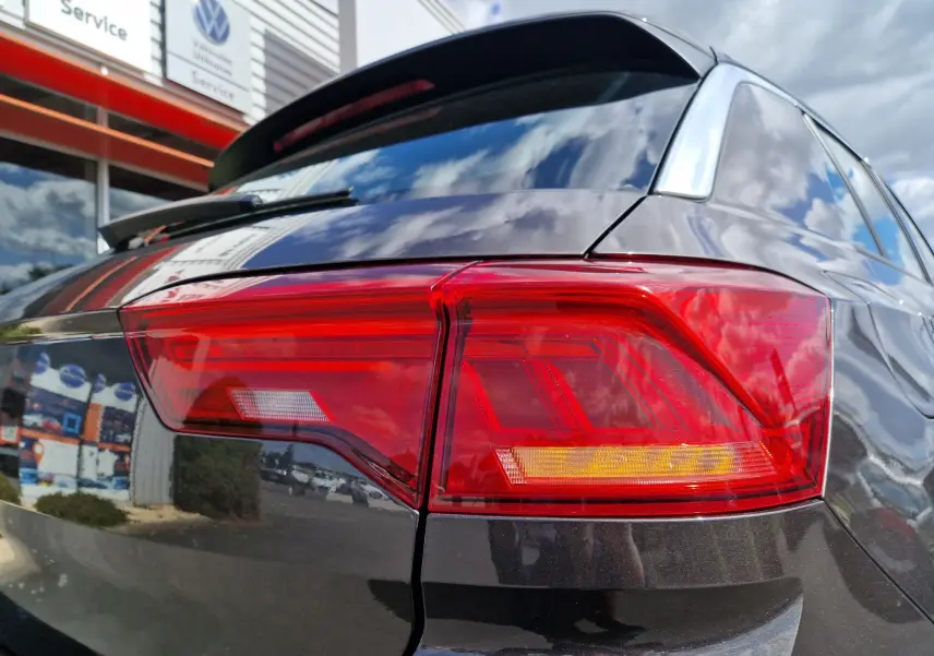 Feu arrière droit rouge et orange du Volkswagen T-Roc chêne noir, vue rapprochée sur l'arrière du véhicule.
