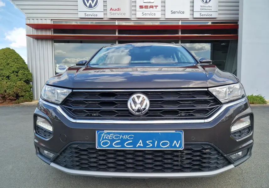 Vue frontale d'un Volkswagen T-Roc Chêne Noir avec calandre noire et plaque d'immatriculation "Occasion" visible.