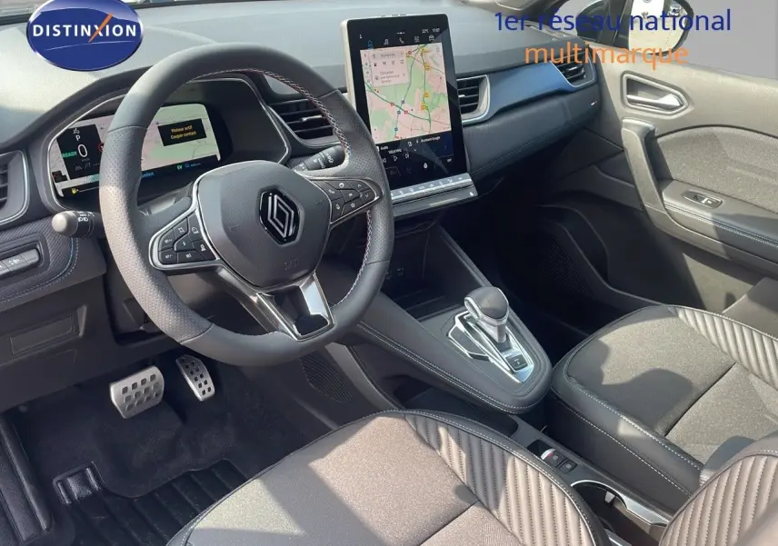 Intérieur avant droit du Renault Captur E-Tech hybride 2025, avec tableau de bord numérique et sellerie gris cassiopée.