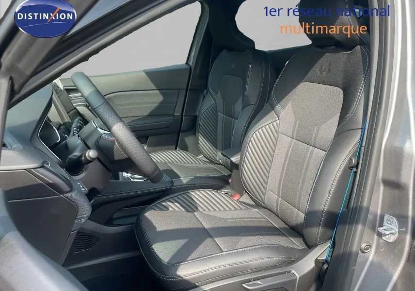 Intérieur avant droit du Renault Captur gris Cassiopée, sièges noirs avec surpiqûres et logo Alpine brodé.