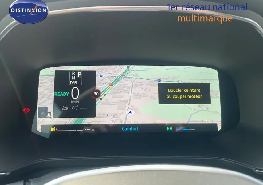 Affichage numérique du tableau de bord du Renault Captur E-Tech gris cassiopée, montrant la navigation et alertes sécurité.