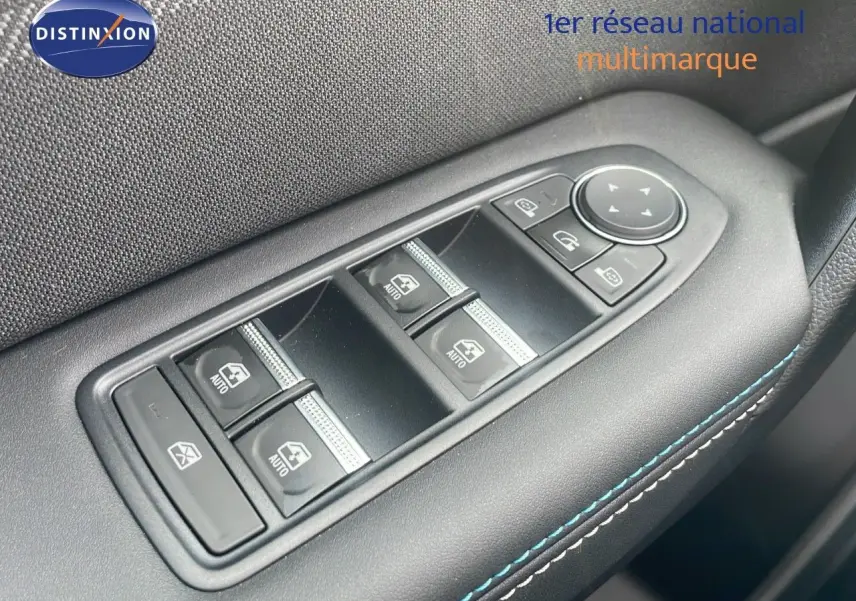 Panneau de commandes des vitres et rétroviseurs côté gauche avec surpiqûres bleues sur Renault Captur gris cassiopée toit noir.