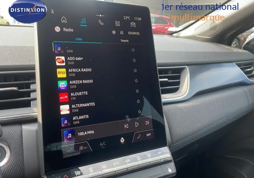 Intérieur du Renault Captur E-Tech Hybrid 2025, tableau de bord et écran tactile central affichant les stations radio.