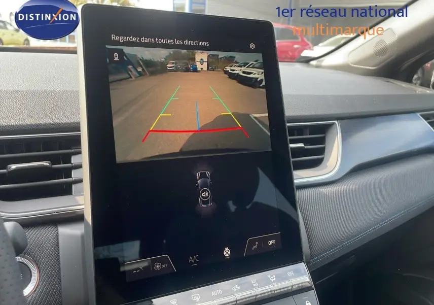 Écran tactile central affichant la caméra de recul du Renault Captur E-Tech gris cassiopée avec toit noir, intérieur moderne.