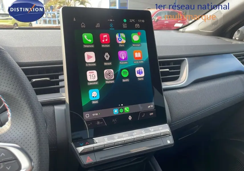 Vue rapprochée de l’écran tactile vertical du tableau de bord du Renault Captur gris Cassiopée avec toit noir.