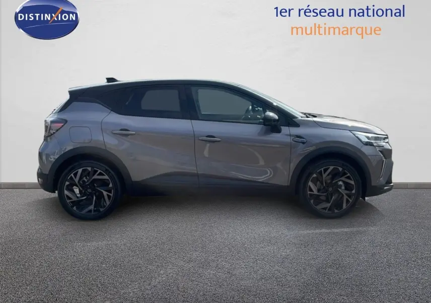 Profil droit du Renault Captur E-Tech hybride 2025 gris cassiopée avec toit noir et jantes noires stylisées.
