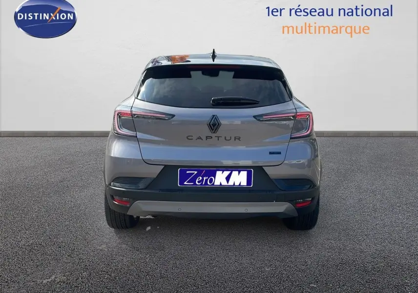 Vue arrière d'un Renault Captur E-Tech hybride gris Cassiopée avec toit noir, immatriculé Zéro KM.