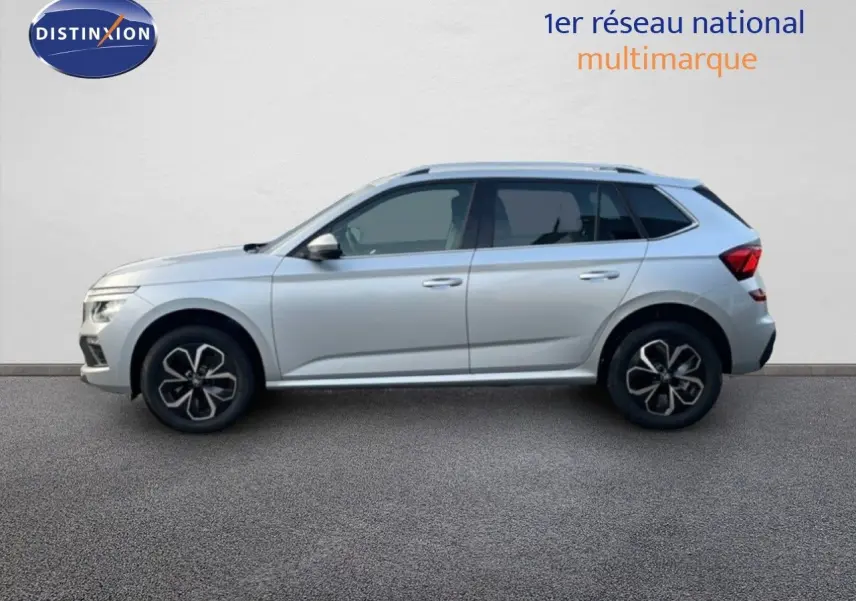 Profil côté gauche d'un Skoda Kamiq gris argent métallisé avec jantes bi-ton et toit ouvrant.