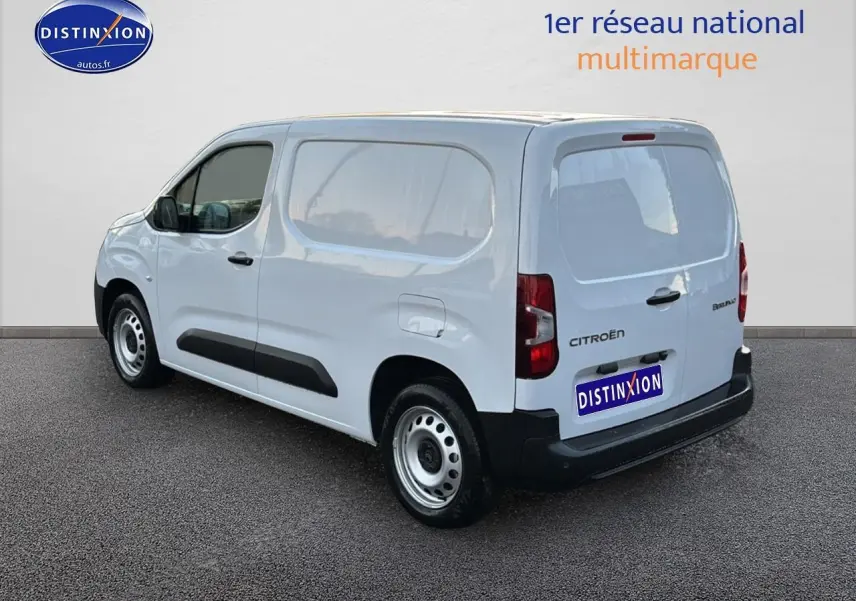 Vue 3/4 arrière droite du Citroën Berlingo Fourgon blanc avec porte latérale coulissante et double portes arrière.