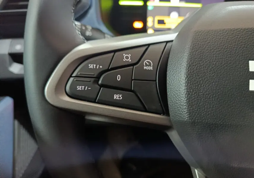 Gros plan sur les commandes au volant à gauche du Dacia Bigster 2025, avec boutons de régulateur de vitesse.