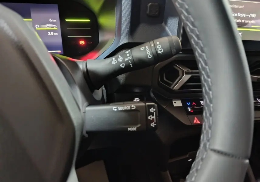 Gros plan sur la commande des clignotants et essuie-glaces du tableau de bord du Dacia Bigster 2025, intérieur noir.