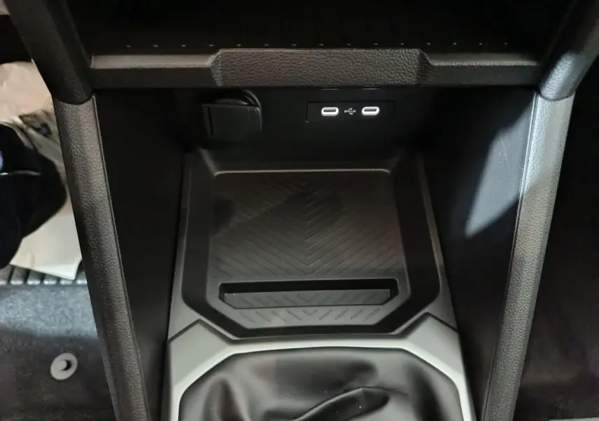 Gros plan sur la console centrale noire du Dacia Bigster 2025 avec ports USB-C et prise 12V visible.