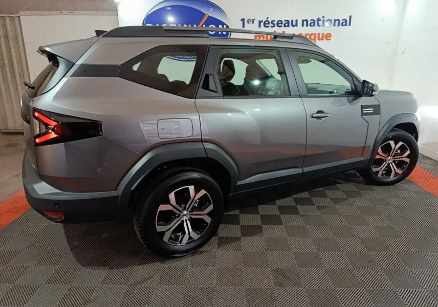 Vue côté droit arrière du Dacia Bigster gris foncé 2025 avec jantes alliage et feux arrière LED distinctifs.