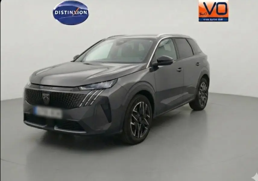 Peugeot 5008 Hybrid gris en 3/4 avant droit, avec jantes alliage 19 pouces et calandre distinctive noire.