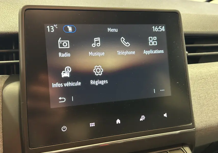 Écran tactile central affichant le menu multimédia de la Renault Clio V, intérieur noir, vue de face rapprochée.