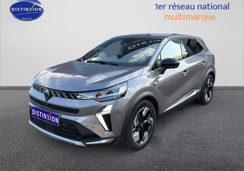 Renault Symbioz 2025 gris métallisé en 3/4 avant droit, avec calandre moderne et jantes noires distinctives.