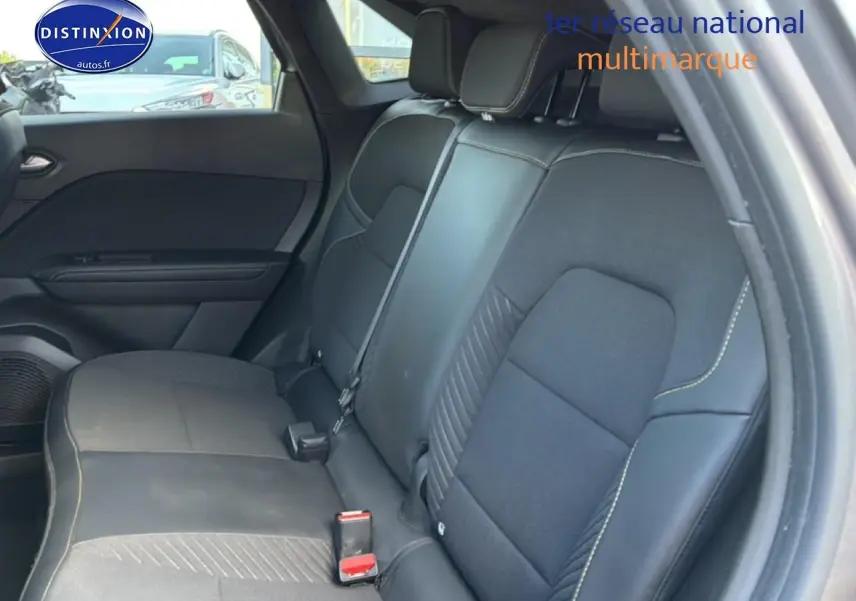 Vue intérieure sur la banquette arrière noire du Renault Symbioz 2025, avec surpiqûres et appuie-têtes visibles.