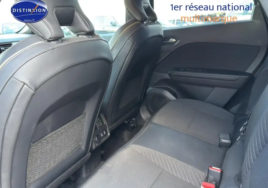 Vue intérieure arrière côté droit du Renault Symbioz 2025, sièges noirs en tissu et cuir avec rangements au dos des sièges avant.