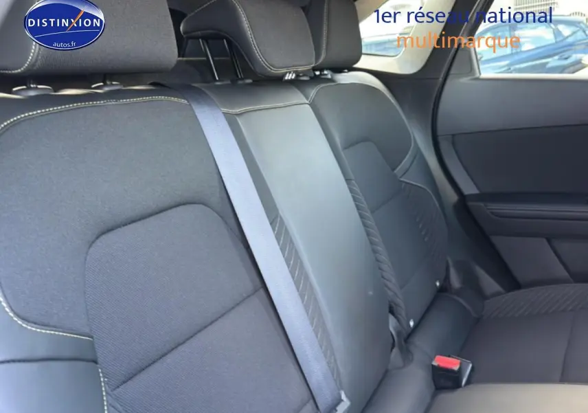 Vue intérieure côté droit montrant la banquette arrière noire avec ceinture de sécurité et appuie-têtes du Renault Symbioz 2025.