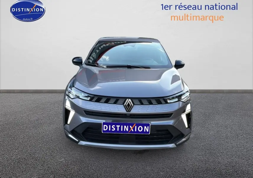 Vue frontale d'une Renault Symbioz grise 2025 avec calandre moderne et feux LED verticaux allumés.