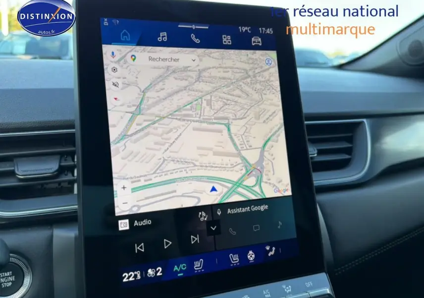 Vue rapprochée de l’écran tactile central du Renault Symbioz 2025 affichant la navigation GPS dans un intérieur noir.
