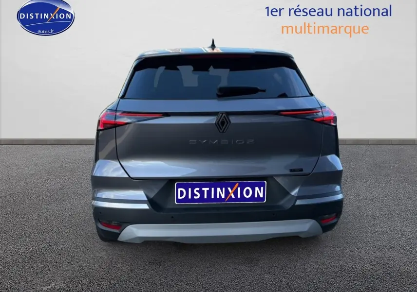 Vue arrière du Renault Symbioz gris foncé, mettant en valeur ses feux arrière fins et ses vitres arrière surteintées.