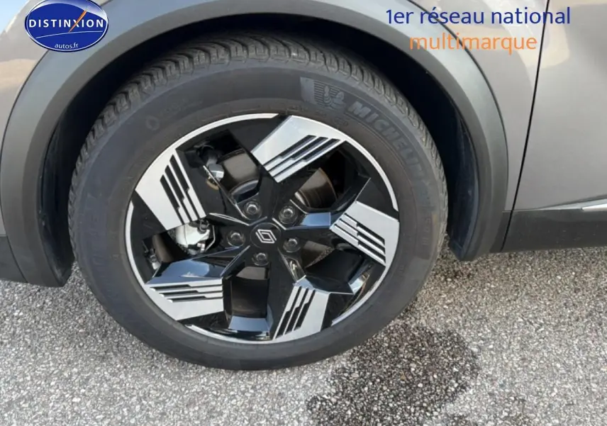 Gros plan sur la roue avant droite noire et argentée du Renault Symbioz 2025, avec logo Renault au centre.