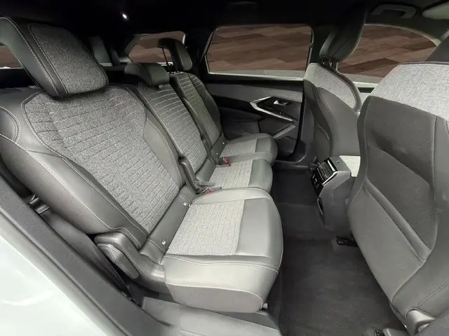 Vue intérieure côté droit des sièges arrière gris clair et foncé du Peugeot 5008 1.2 Hybrid 145 Allure 2025.