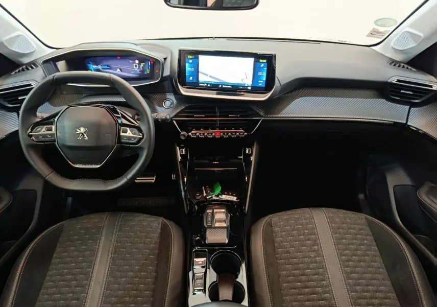 Vue intérieure avant du tableau de bord et volant cuir noir de la Peugeot 208 Electrique Roadtrip 2022.