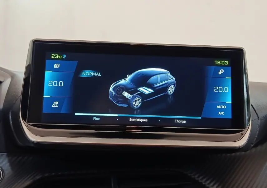 Écran tactile central affichant la consommation électrique et la température intérieure à 20°C dans une Peugeot 208 Electrique gris clair.