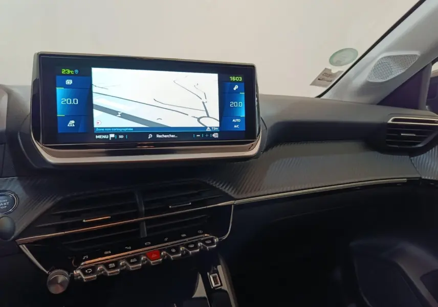 Vue intérieure du tableau de bord de la Peugeot 208 électrique gris clair avec écran tactile central et commandes modernes.