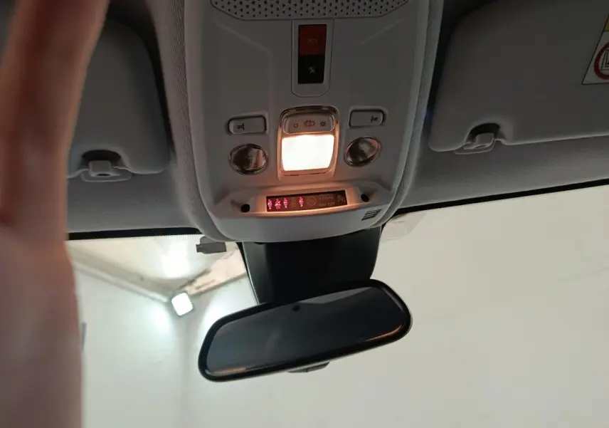 Vue intérieure du plafonnier et du rétroviseur central d'une Peugeot 208 Electrique Roadtrip 2022.