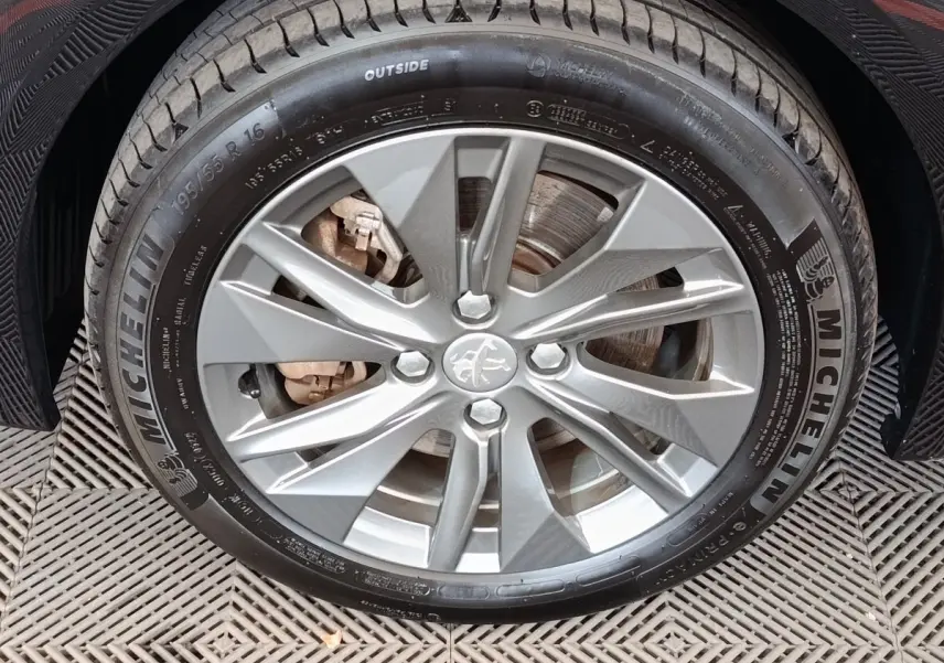 Gros plan sur la jante grise argentée de la Peugeot 208 Electrique ROADTRIP avec pneu Michelin visible.