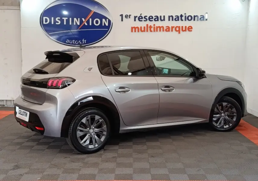 Peugeot 208 Electrique ROADTRIP gris clair vue de profil côté droit, feux arrière LED et jantes alliage visibles.