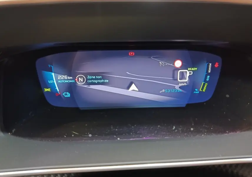 Affichage numérique du tableau de bord de la Peugeot 208 Electrique ROADTRIP montrant l'autonomie et la vitesse en mode prêt.