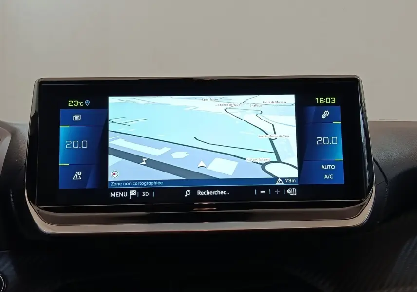 Écran tactile central de navigation 10 pouces dans l'habitacle du Peugeot 208 Electrique Roadtrip gris clair.