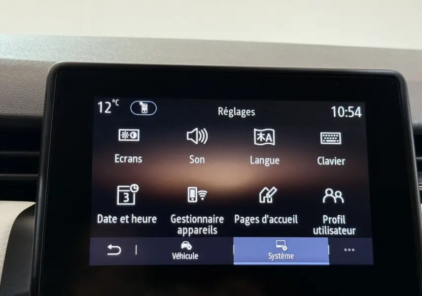 Écran tactile central de la Renault Clio blanche Evolution TCe 100 GPL affichant le menu Réglages.
