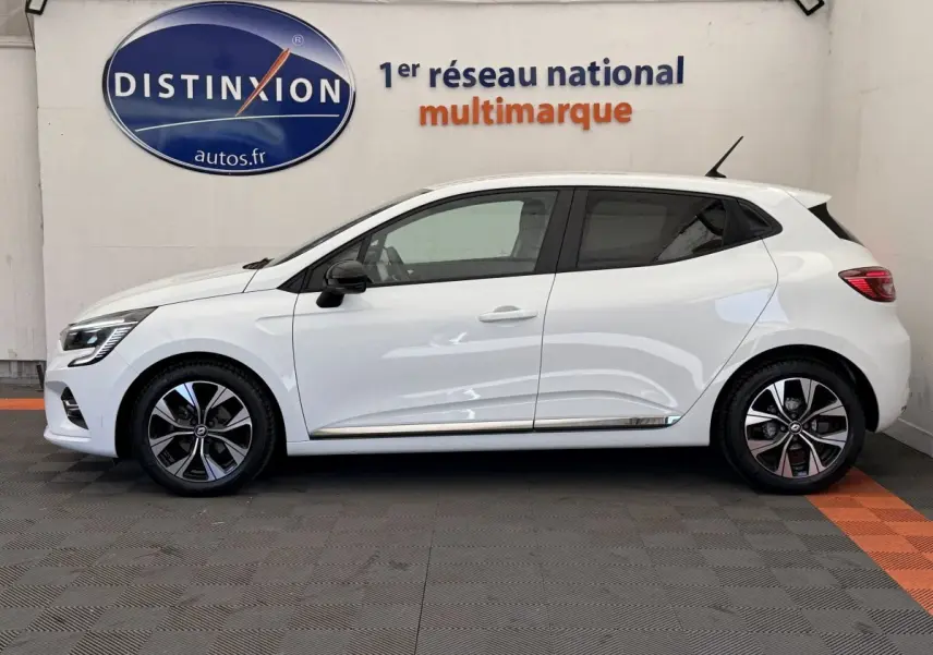 Profil droit d'une Renault Clio Evolution TCe 100 GPL blanche, avec jantes alliage et rétroviseurs noirs.