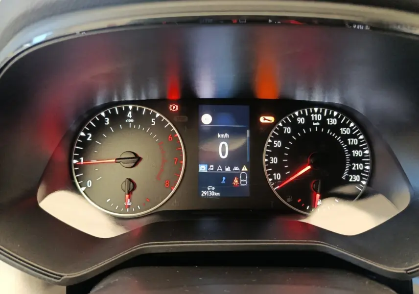 Vue rapprochée du tableau de bord de la Renault Clio blanc 2023, affichage digital et compte-tours analogiques.