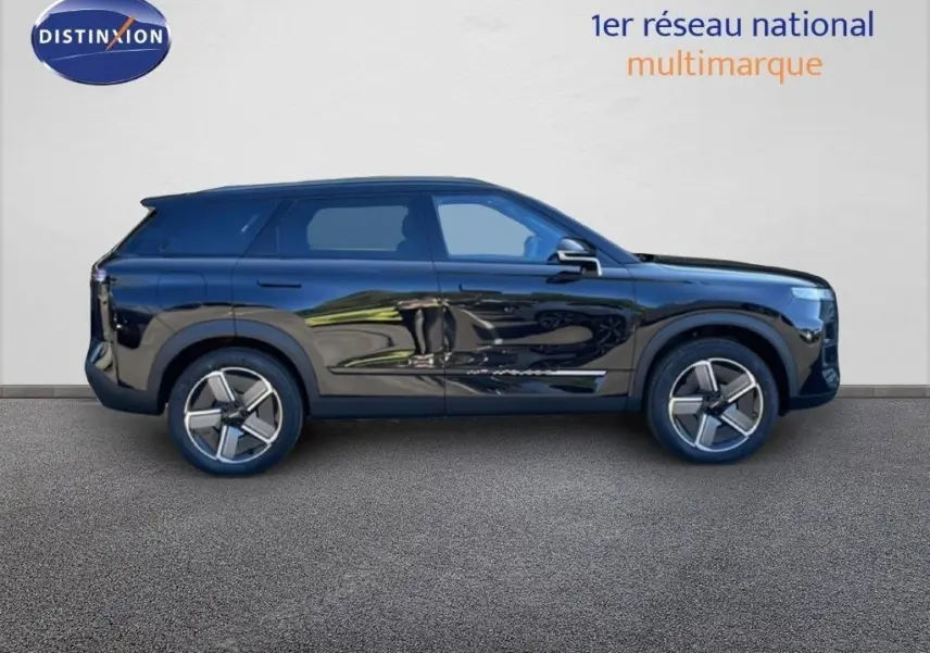 Vue de profil côté gauche du SUV JAECOO J7 noir carbone métal avec jantes modernes et lignes épurées.