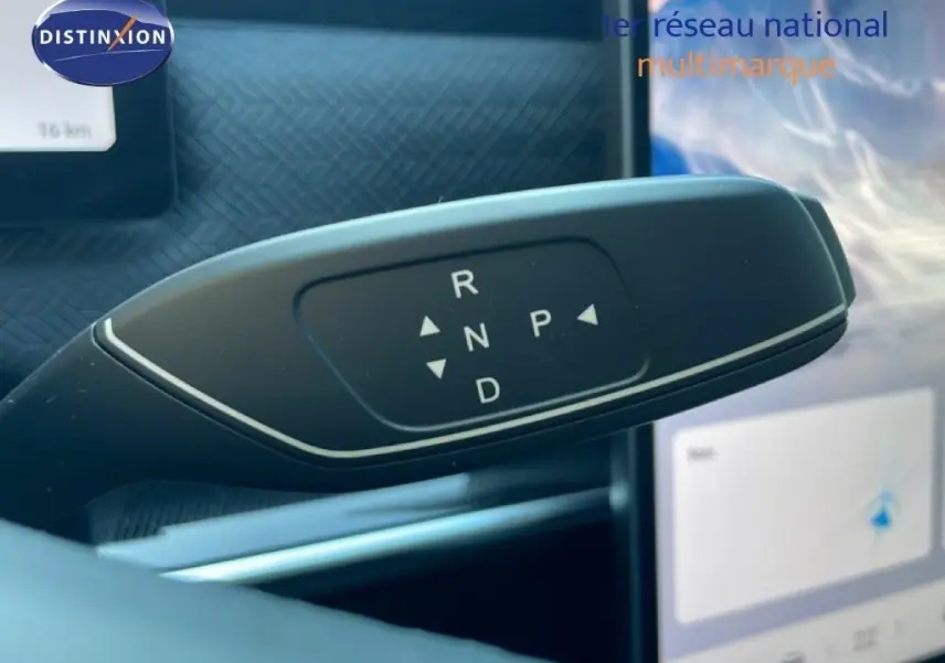 Gros plan sur la commande de boîte automatique du JAECOO J7 1.5 TGDI PHEV, intérieur noir avec écran tactile visible.